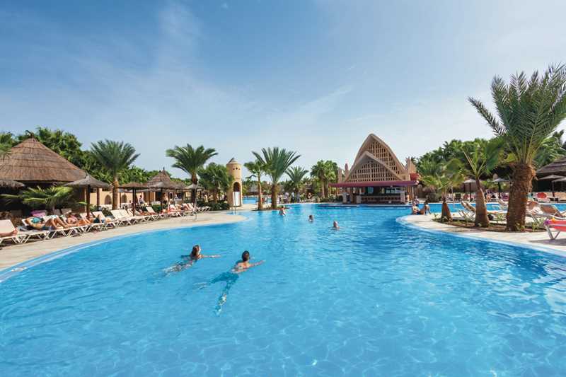Zonvakantie Kaapverdi&euml; met zwembad en palmbomen